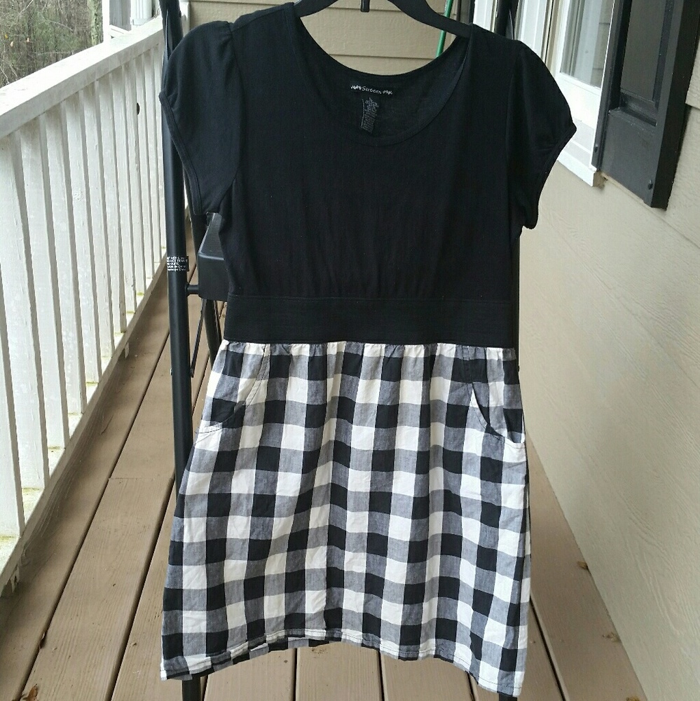 Black & White Dress w/ Pockets
